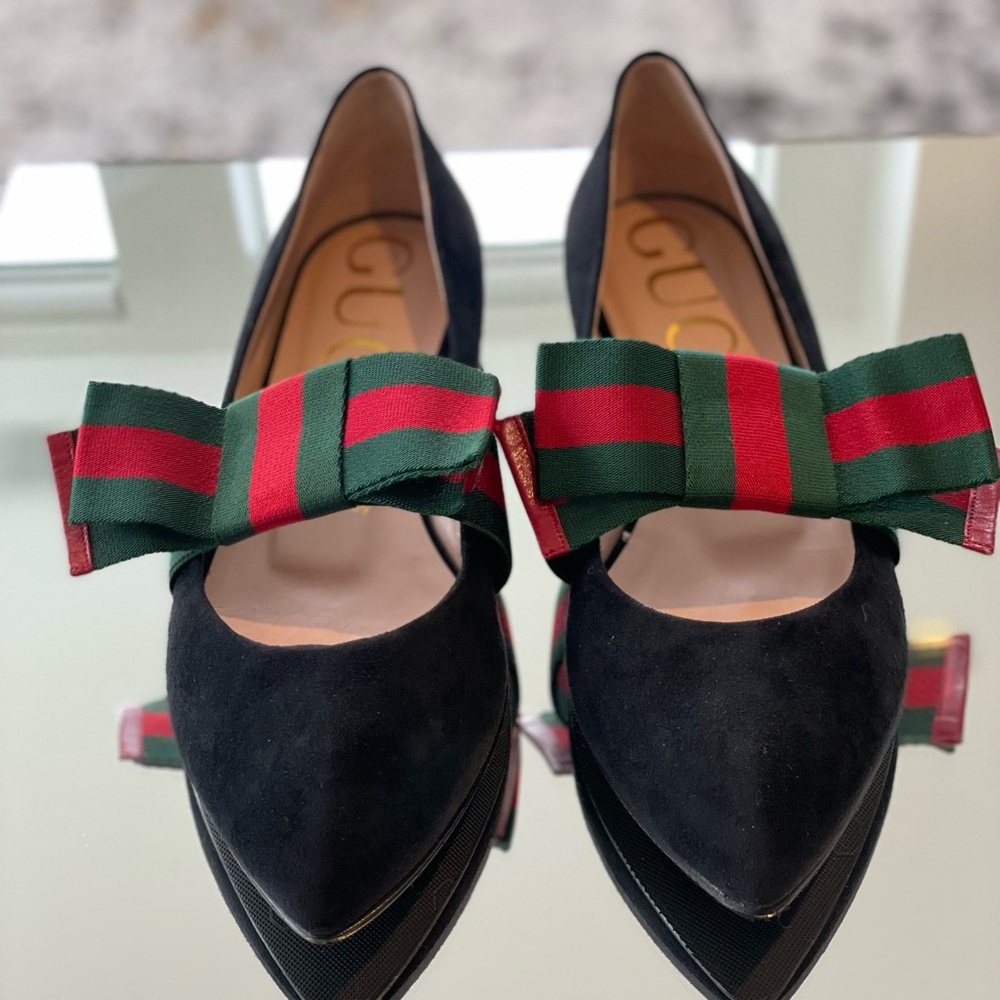 Beautiful NIB Gucci black suede pointed ballet flat with bow